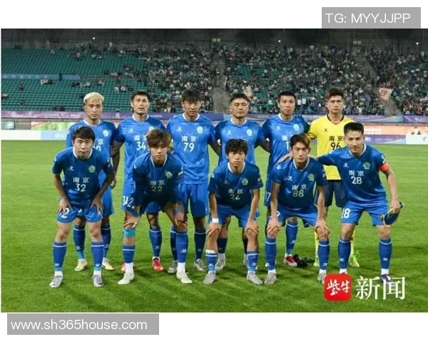 南京足球队在城市联赛中以73分稳居榜首展现强劲实力