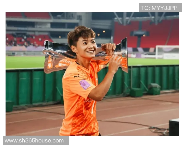 足球明星王霜展现泳装魅力引发热议网友纷纷点赞支持她的自信与风采